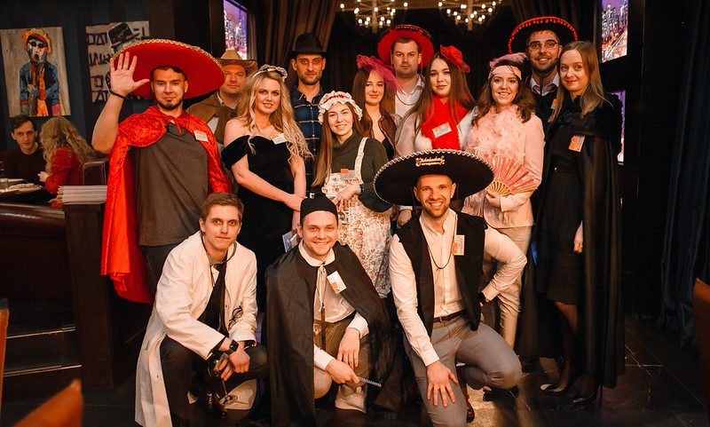 Корпоратив на Новый год в Запоріжжя — празднично украшенный банкетный зал