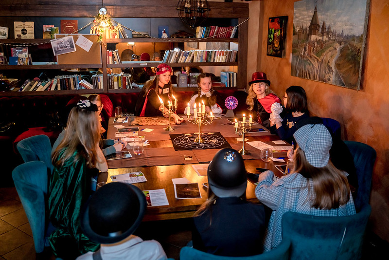 Дети разгадывают загадки в семейном квесте Хэллоуина в Запоріжжя