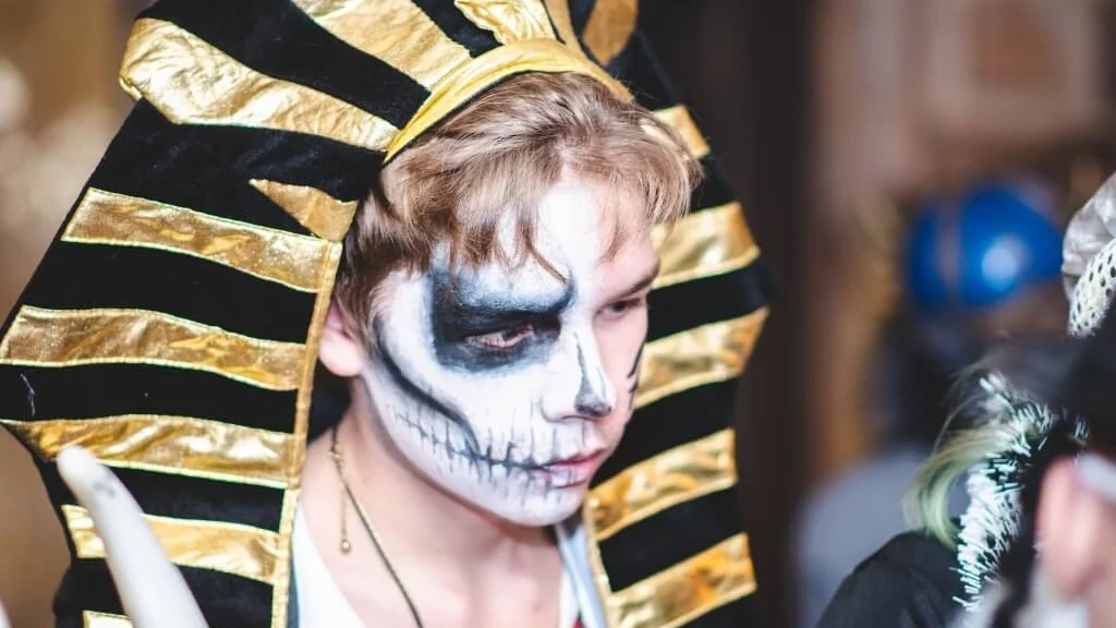 Хлопці та&nbsp;дівчата потраплять на&nbsp;безлюдний острів та&nbsp;будуть вчитися виживати.